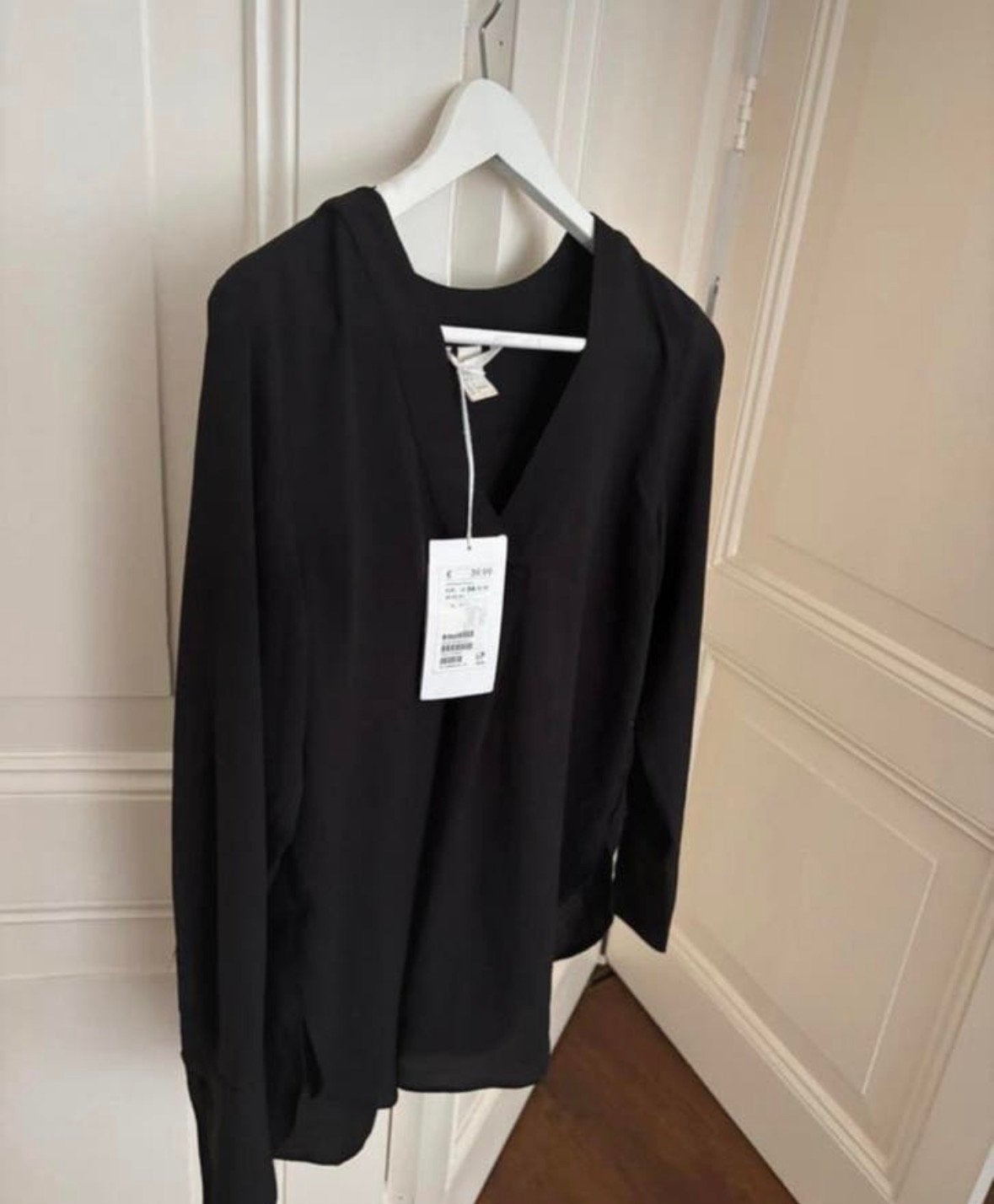 H&M zwarte blouse, zwarte top met diepe V hals, maat S/M, Kleding | Dames, Blouses en Tunieken, Ophalen of Verzenden, Nieuw, Maat 38/40 (M)