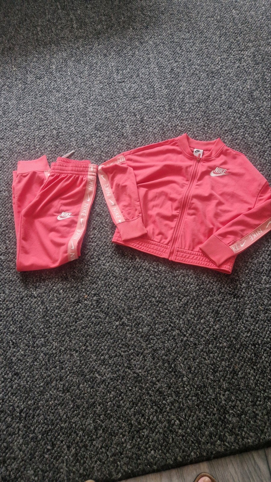 Nieuw Nike trainingpak maat 146/152 in koraal, Meisje, Nieuw, Ophalen of Verzenden, Setje
