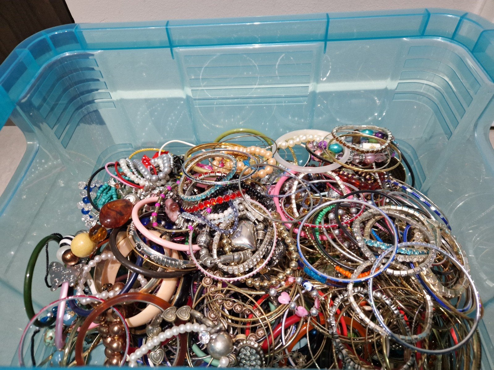 Grote verzameling vintage armbanden (350+) in bewaarbak, Sieraden, Tassen en Uiterlijk, Ophalen