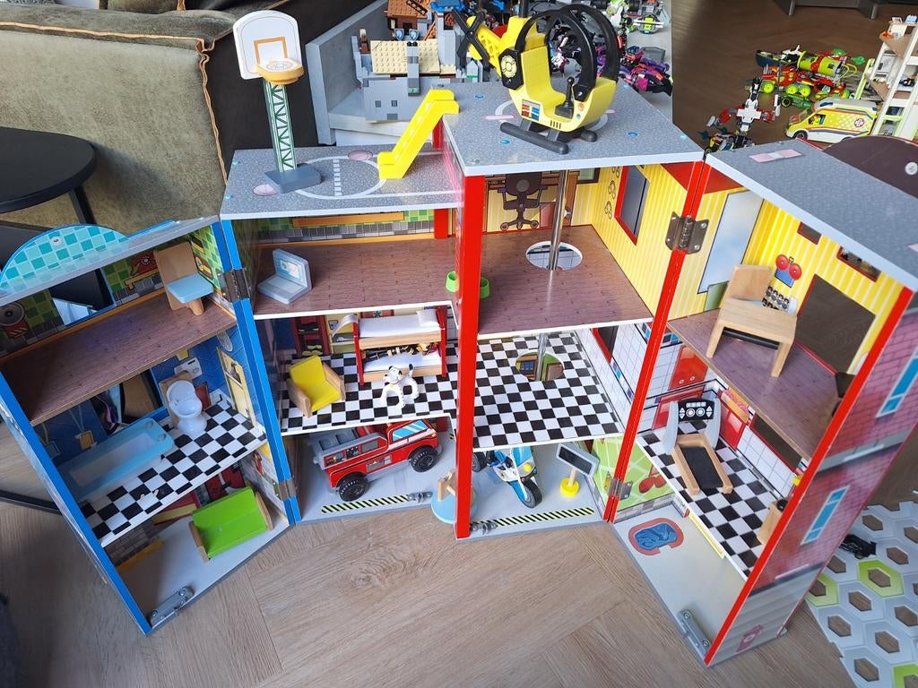 Groot jongens poppenhuis: Politie- en brandweerkazerne, Kinderen en Baby's, Speelgoed | Poppenhuizen, Gebruikt, Poppenhuis, Ophalen of Verzenden