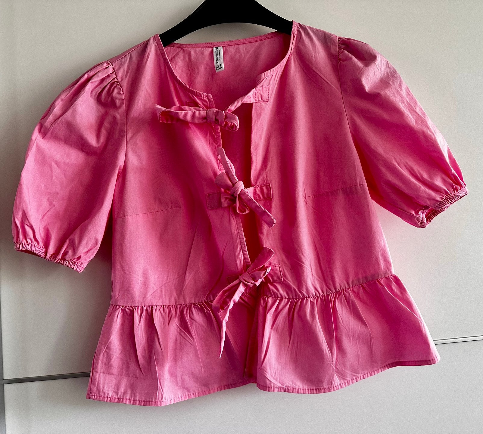 Stradivarius peplum blouse zuurstokroze met strikjes maat S, Kleding | Dames, Ophalen of Verzenden, Zo goed als nieuw, Maat 36 (S)