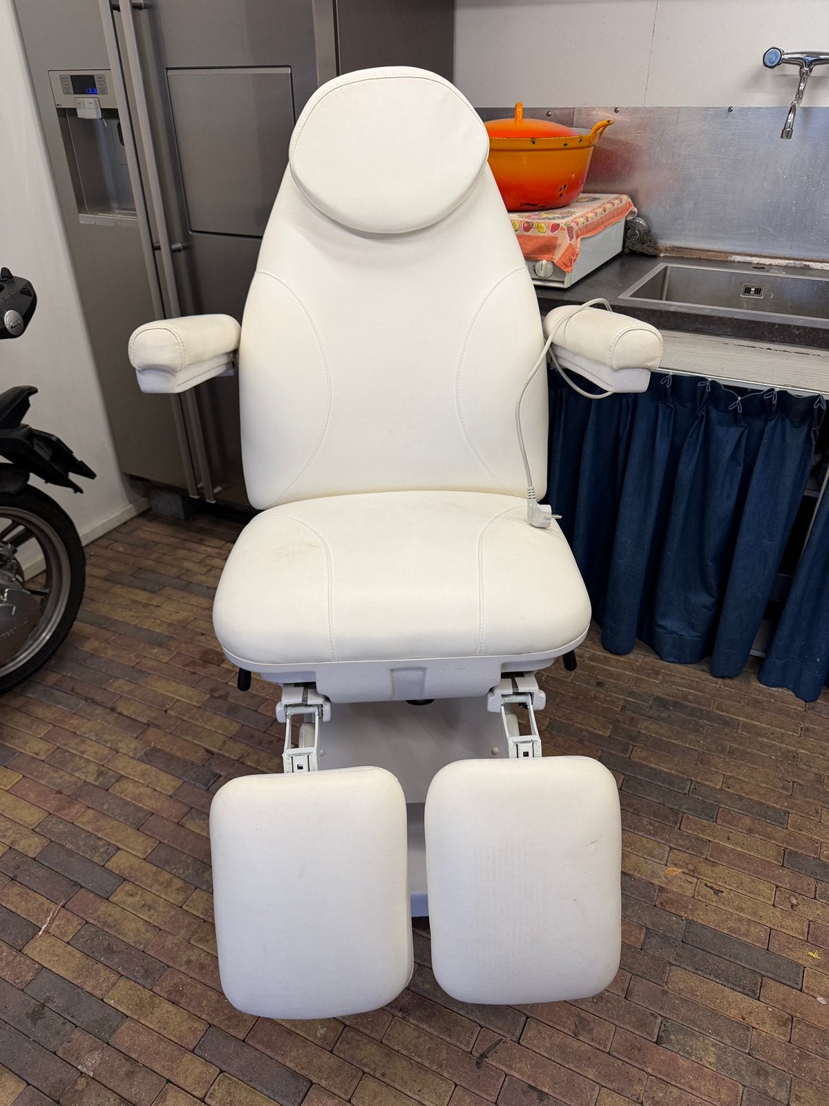 NIEUWE elektrische behandelstoel / pedicurestoel – wit, Ophalen, Nieuw, Massagetafel