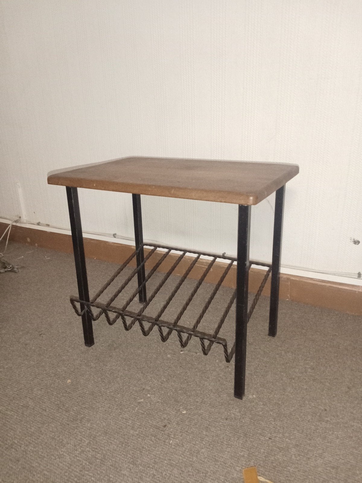 Vintage bijzettafel met metalen rekje, Huis en Inrichting, Tafels | Bijzettafels, Gebruikt, Rechthoekig, 45 tot 60 cm, Minder dan 55 cm