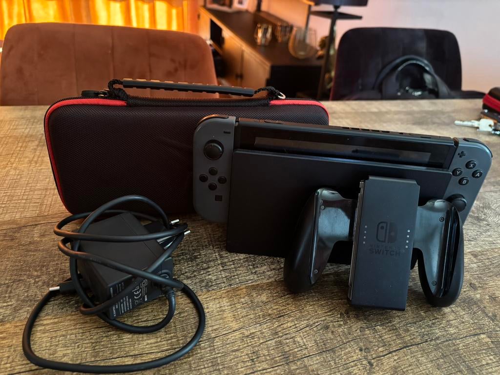 Nintendo switch in goeie staat! Met hoes erbij, Spelcomputers en Games, Spelcomputers | Nintendo Switch, Ophalen of Verzenden