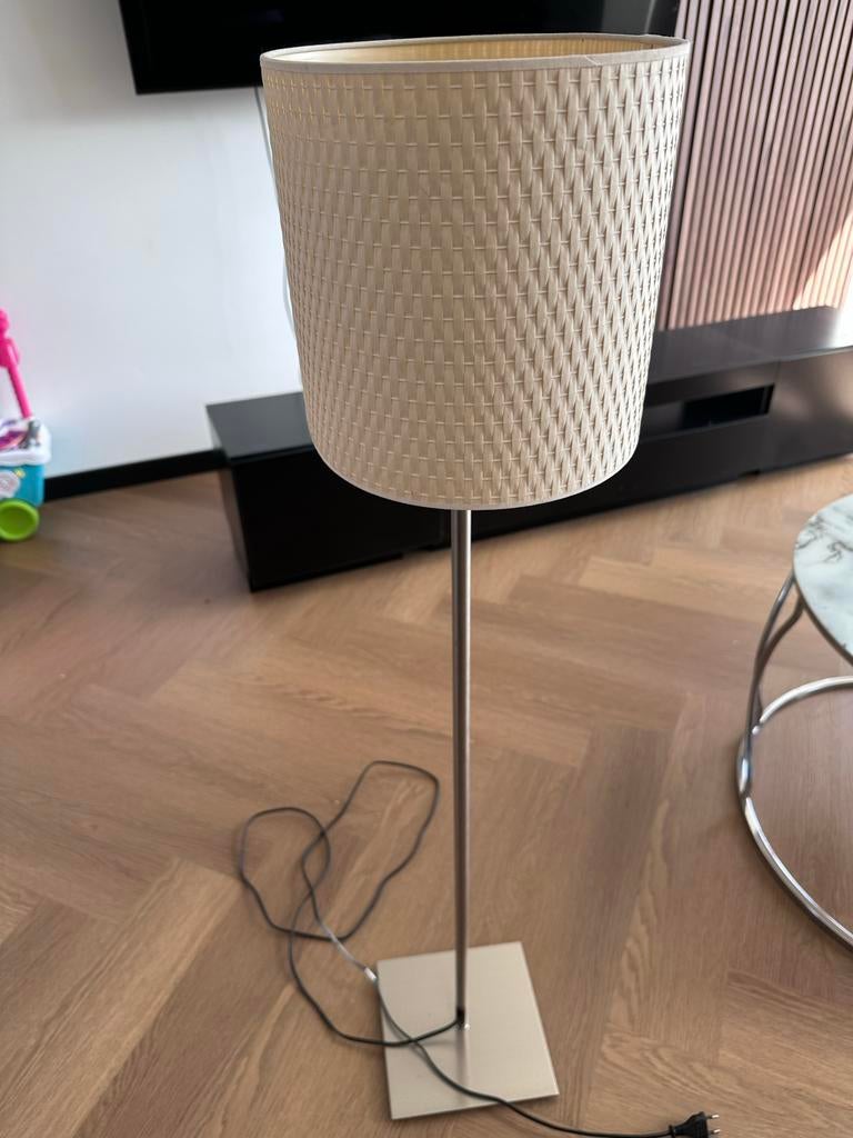 Vloerlamp met beige kap, Ophalen of Verzenden, Gebruikt, Metaal, 100 tot 150 cm