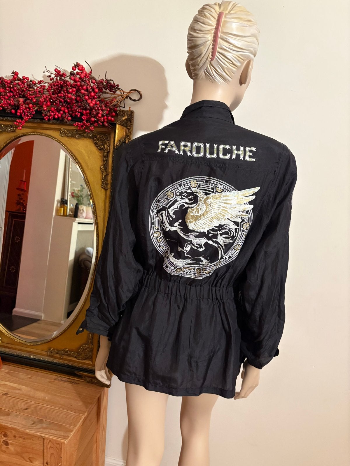 Farouche Zwarte Zijden Jas met Gouden Details, Kleding | Dames, Jassen | Zomer, Zo goed als nieuw, Maat 38/40 (M), Zwart, Ophalen of Verzenden