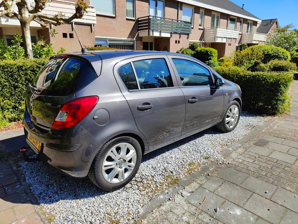 Opel Corsa 1.2 16V Cosmo 5D 2011 Grijs, Voorwielaandrijving, 1063 kg, 4 cilinders, 49 €/maand