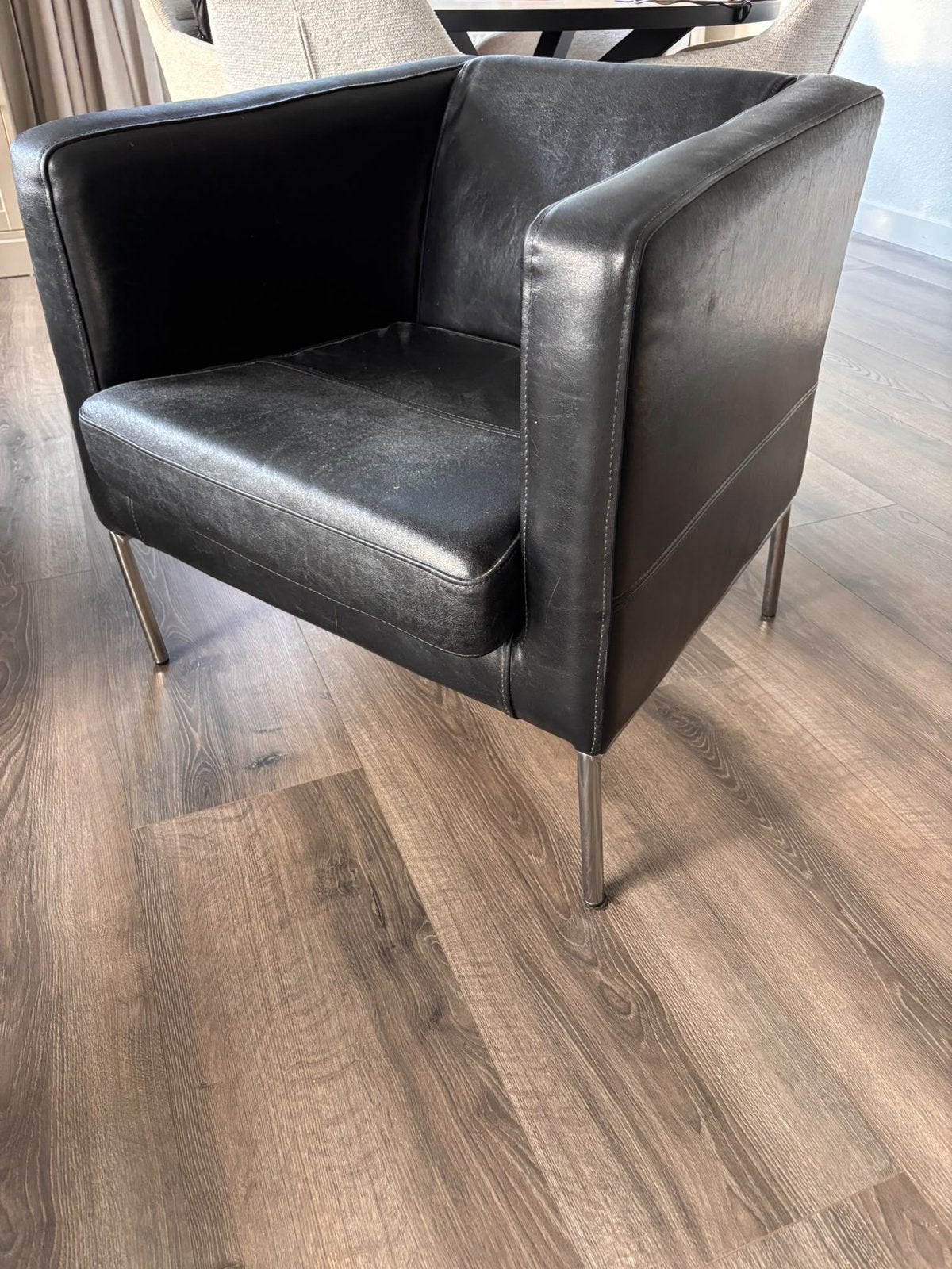 Zwarte leren fauteuil met metalen poten, Ophalen, Gebruikt, Leer, 75 tot 100 cm