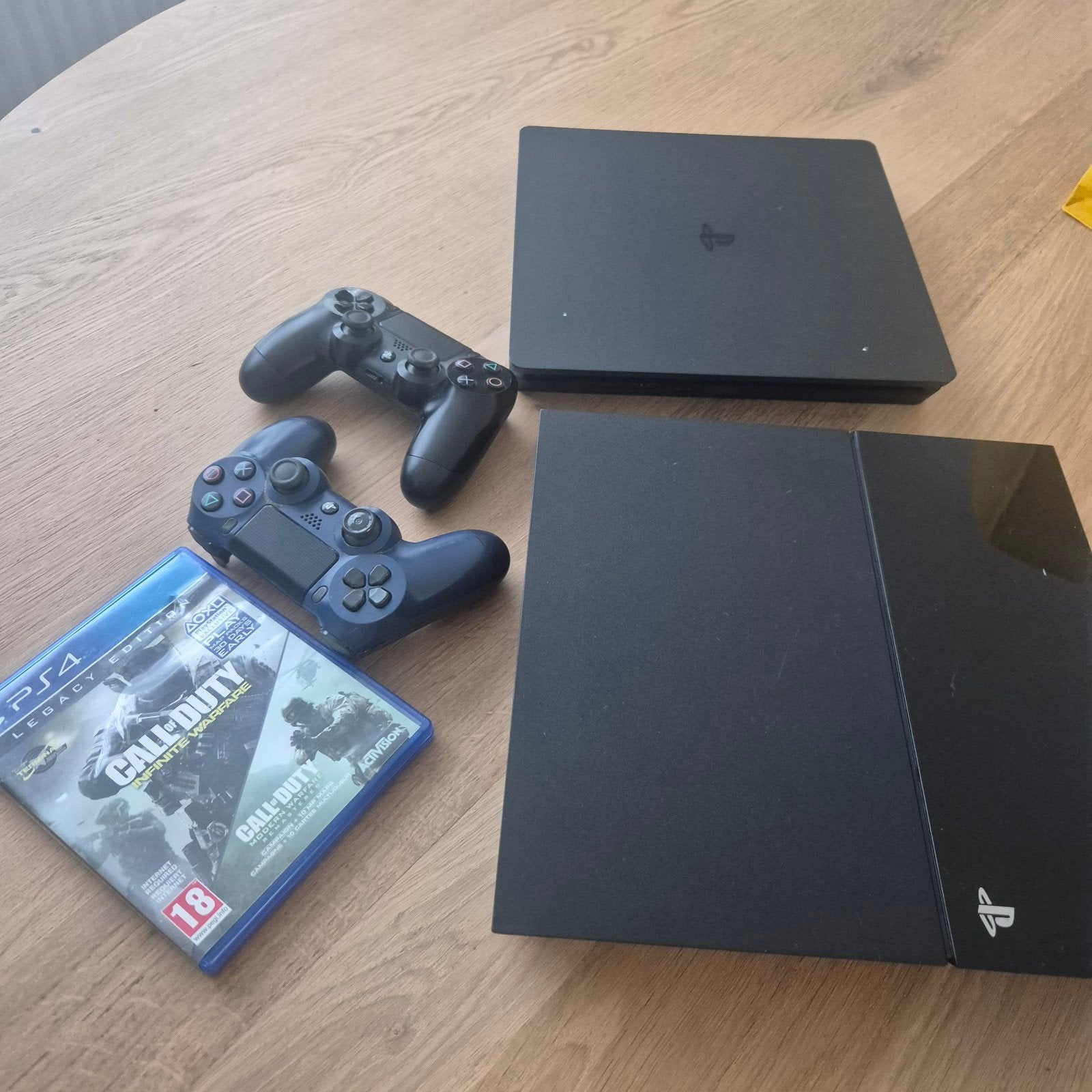 2x PlayStation 4 + 2 controllers + alle kabels, Spelcomputers en Games, Spelcomputers | Sony PlayStation 4, Ophalen, Zo goed als nieuw