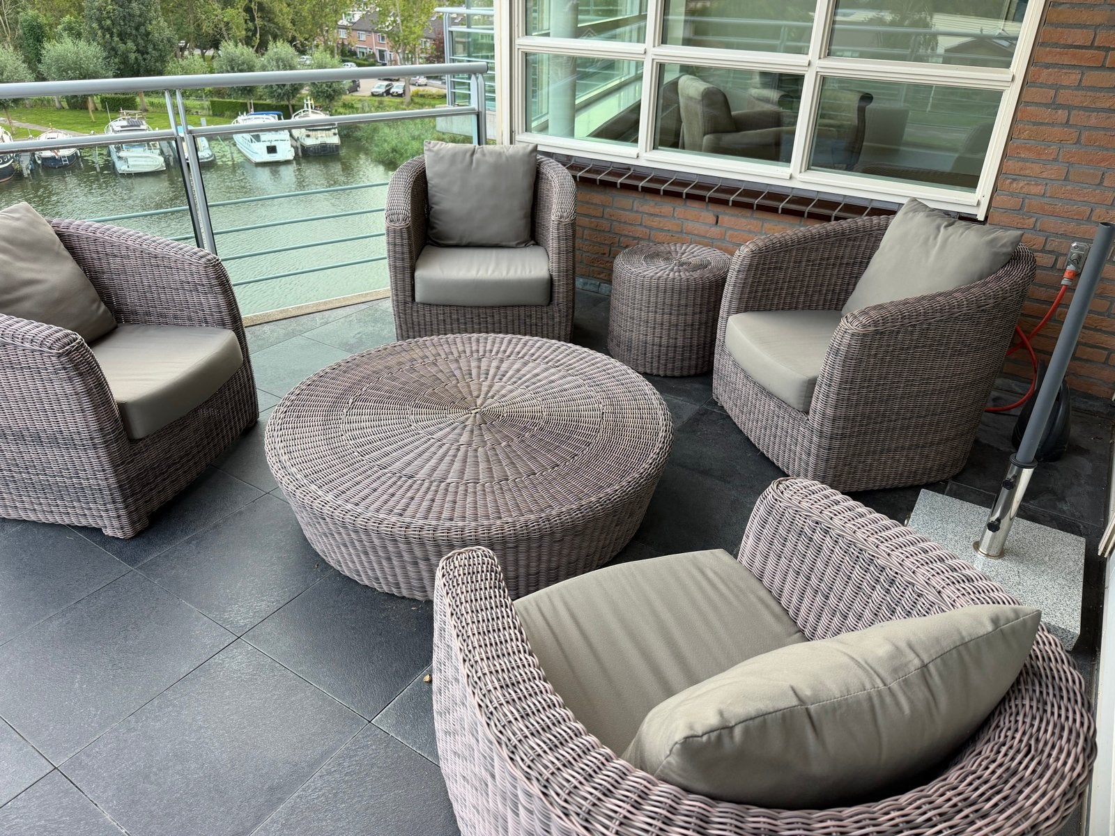 Luxe Wicker Loungeset met 4 Stoelen en Ronde Tafel, Ophalen, 4 zitplaatsen, Zo goed als nieuw, Loungeset