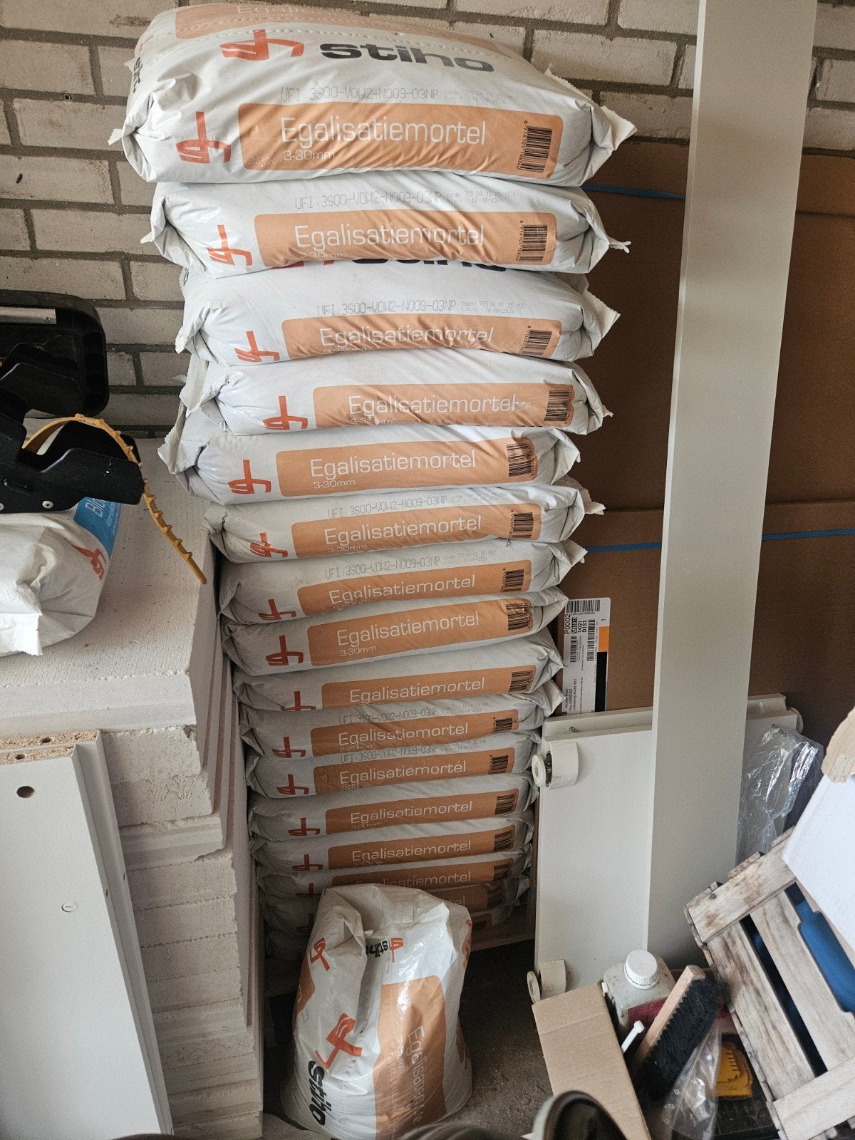 17 zakken Stiho egalisatiemortel / egaline  EM 3-30mm 25kg, Ophalen, Nieuw