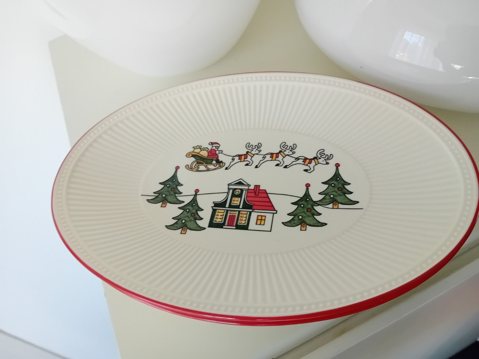 2 ovale belegschaal Wedgwood Christmas Windsor kerstservies, Huis en Inrichting, Ophalen of Verzenden, Zo goed als nieuw, Porselein
