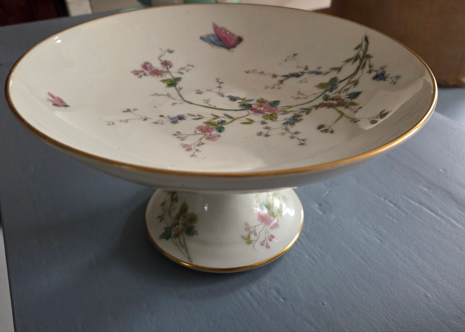 Franse schaal op voet met Handgeschilderde bloemen & vlinder, Ophalen of Verzenden