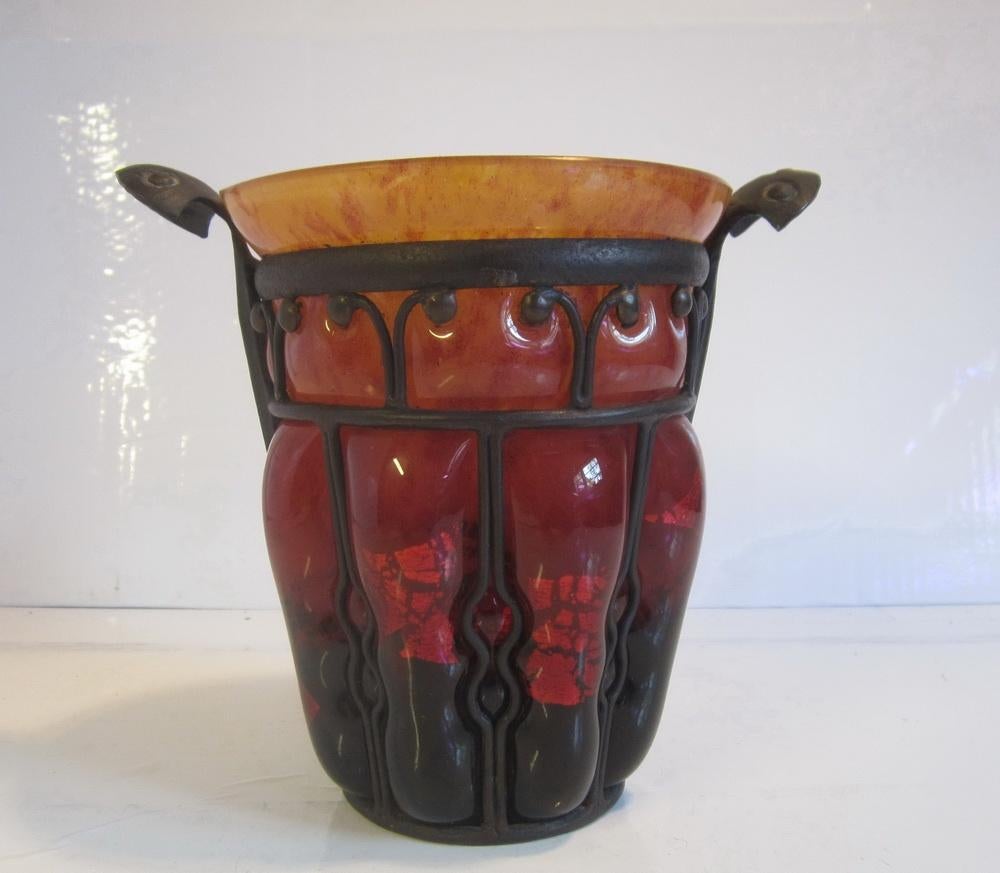 Art deco DAUM MAJORELLE glazen vaas in smeedijzer houder, Antiek en Kunst, Verzenden