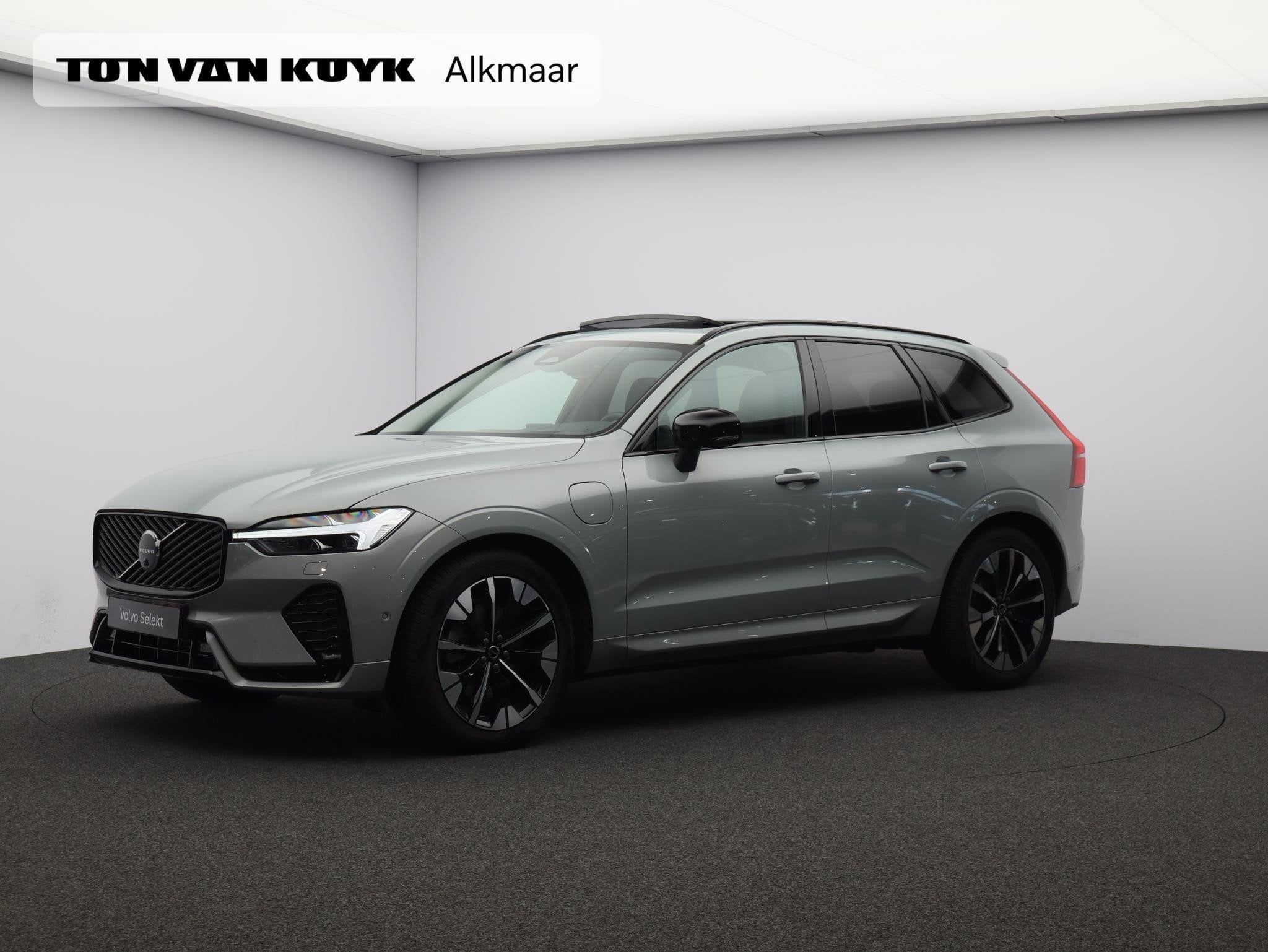 Volvo XC60 T6 AWD Plug-in hybrid Ultra Dark / Trekhaak / Hea, Gebruikt, 4 cilinders, 180 min, XC60
