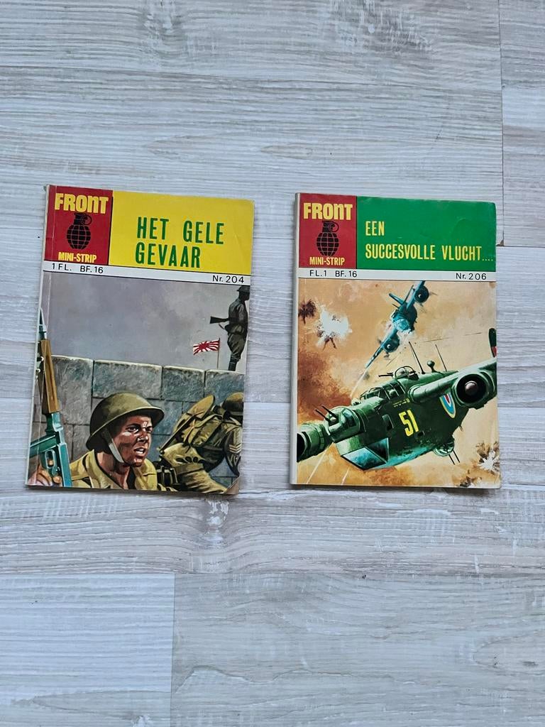 Front Mini-Strip: Het Gele Gevaar en Een Succesvolle Vlucht, Boeken, Meerdere stripboeken, Ophalen of Verzenden, Gelezen