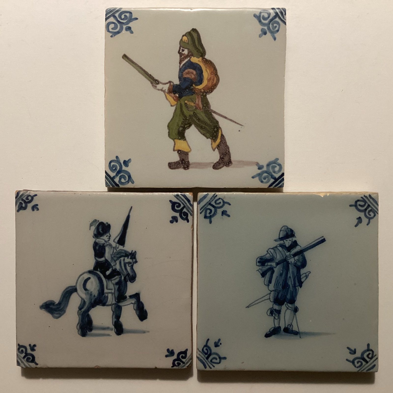 3 Handbeschilderde tegeltjes met historische figuren Makkum, Ophalen of Verzenden