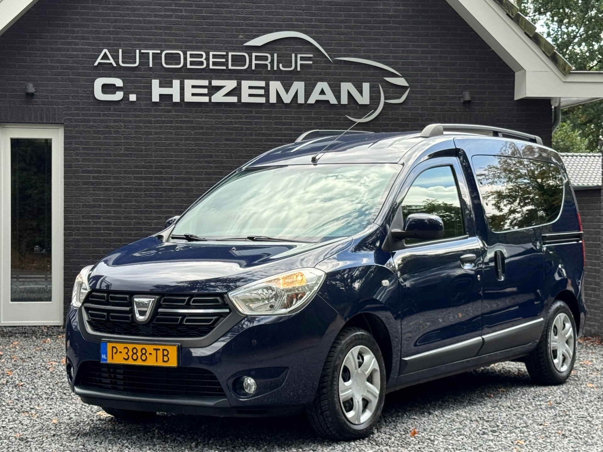 Dacia Dokker 1.6 SCe NavigatieSysteem Airco Trekhaak 105DKM, Voorwielaandrijving, Stof, 4 cilinders, Blauw