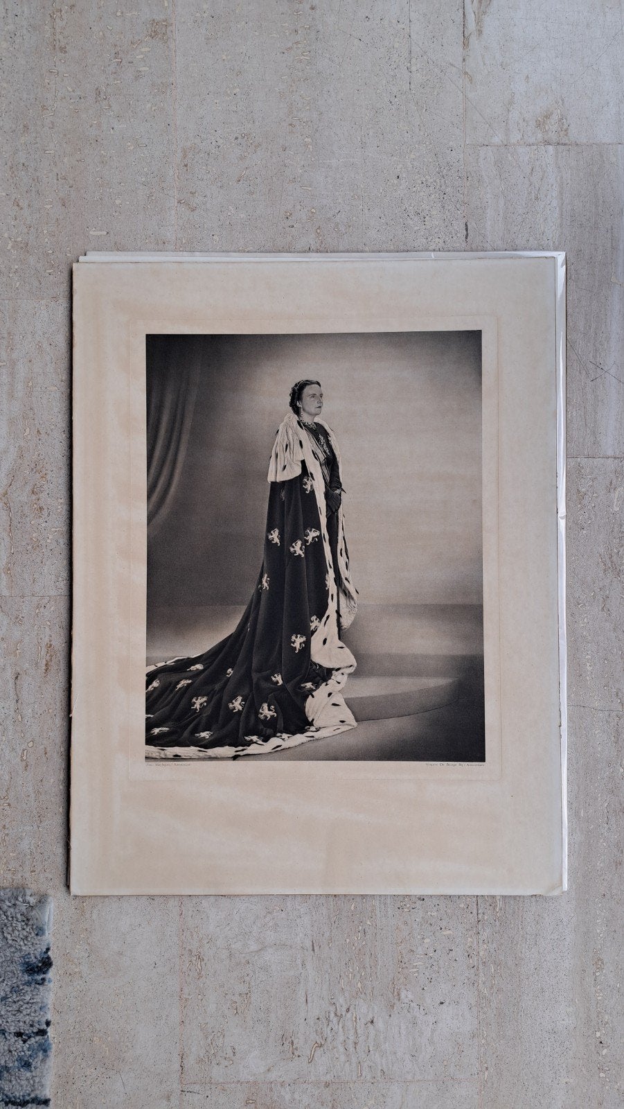 Zwart-wit foto van Koningin Juliana bij inhuldiging, Ophalen of Verzenden, Gebruikt, Nederland, Kaart, Foto of Prent