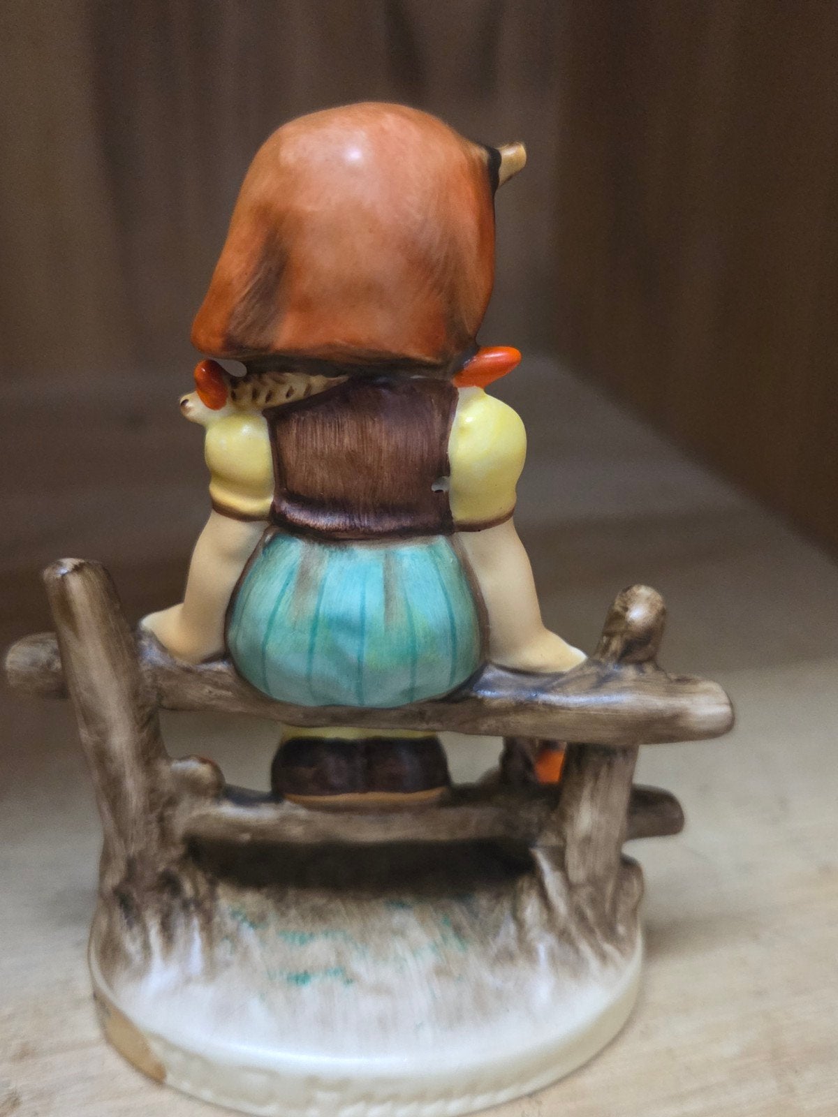Vintage Goebel Hummel beeldje 'Meisje op Hek', Ophalen of Verzenden, Zo goed als nieuw, Hummel