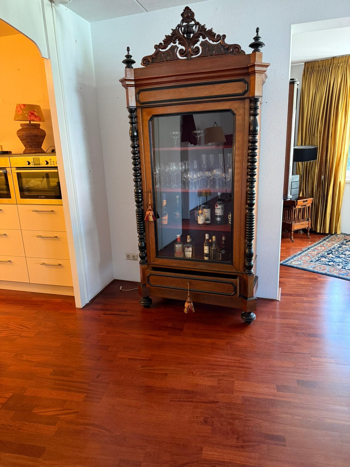 Antieke vitrinekast met rood fluwelen interieur, Antiek en Kunst, Antiek | Meubels | Kasten, Ophalen of Verzenden