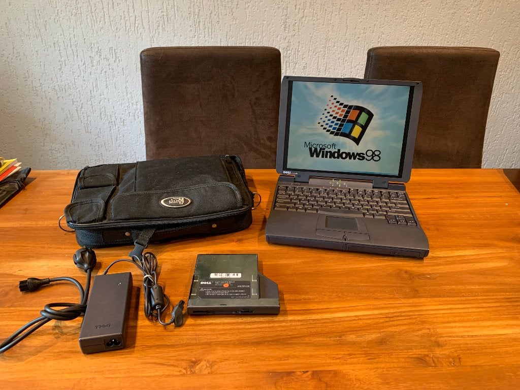 Nette 13 inch Dell Windows 98 Pentium 2 laptop. goede accu, Computers en Software, Vintage Computers, Ophalen of Verzenden