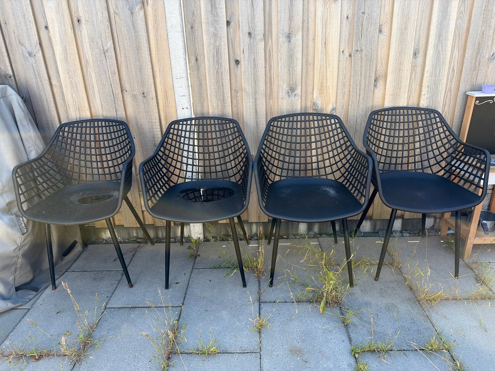 4 zwarte kuipstoelen met lichte roestvorming, Huis en Inrichting, Stoelen, Ophalen, Kunststof, Gebruikt, Zwart