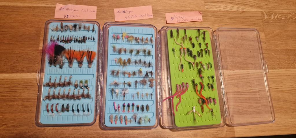 Vliegvis set: 3 dozen met diverse vliegen en kunstaas, Watersport en Boten, Hengelsport | Vliegvissen, Verzenden, Gebruikt