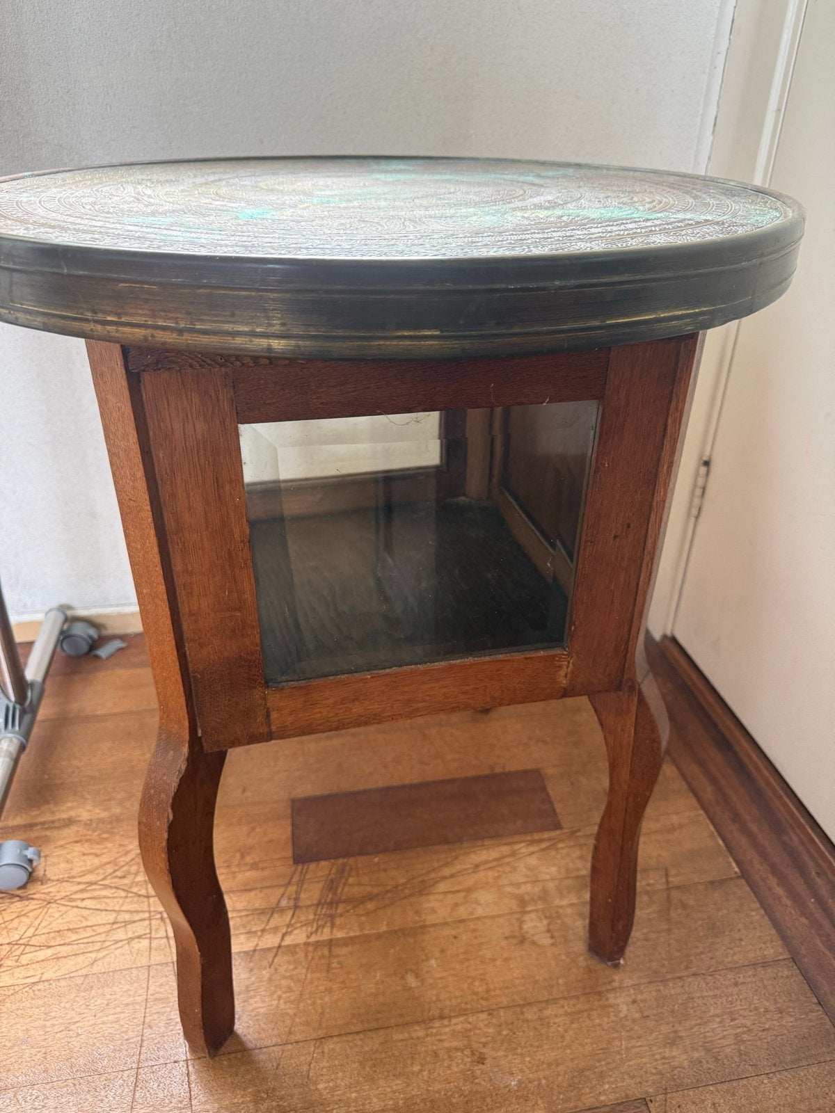 Antiek theekastje/vitrinetafel met koperen dienblad (1900-19, Ophalen