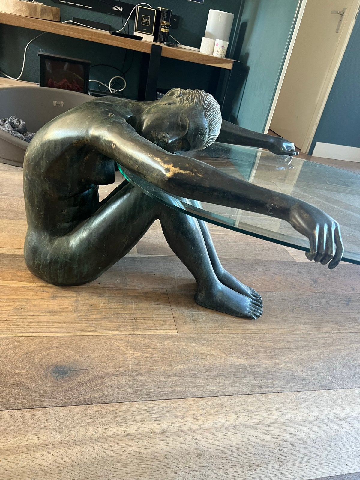 Bronzen sculptuur van zittende vrouw met glazen blad, Antiek en Kunst, Ophalen, 50 - 100 cm, Beeld, Bruin