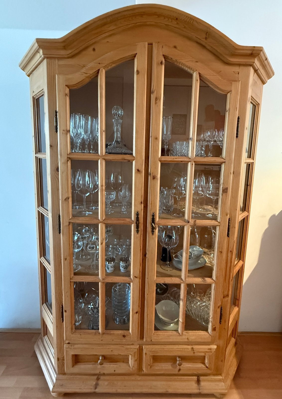 Charmante Vitrinekast - dennenhout - met la onderaan, Ophalen, 150 tot 200 cm, 25 tot 50 cm, Glas