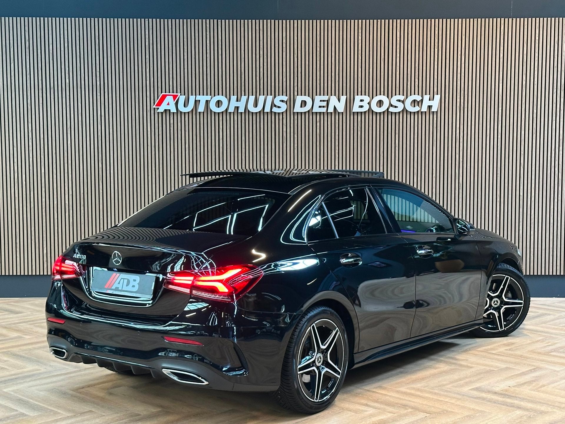 Mercedes-Benz A-klasse 200 AMG Line - Pano - Ambiance - ACC, Auto's, Gebruikt, 4 cilinders, 1290 kg, Bedrijf