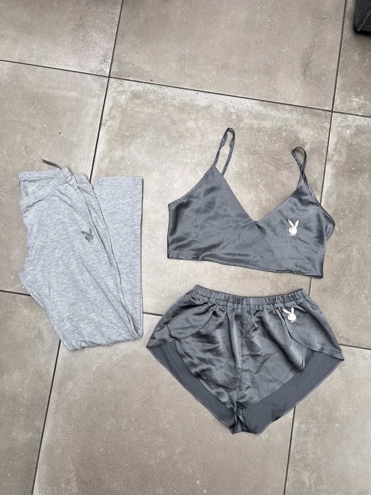 PLAYBOY GRIJS SATIJN / SHORT BROEK PYJAMA SET MAAT M, Ophalen of Verzenden, Zo goed als nieuw, Maat 38/40 (M)