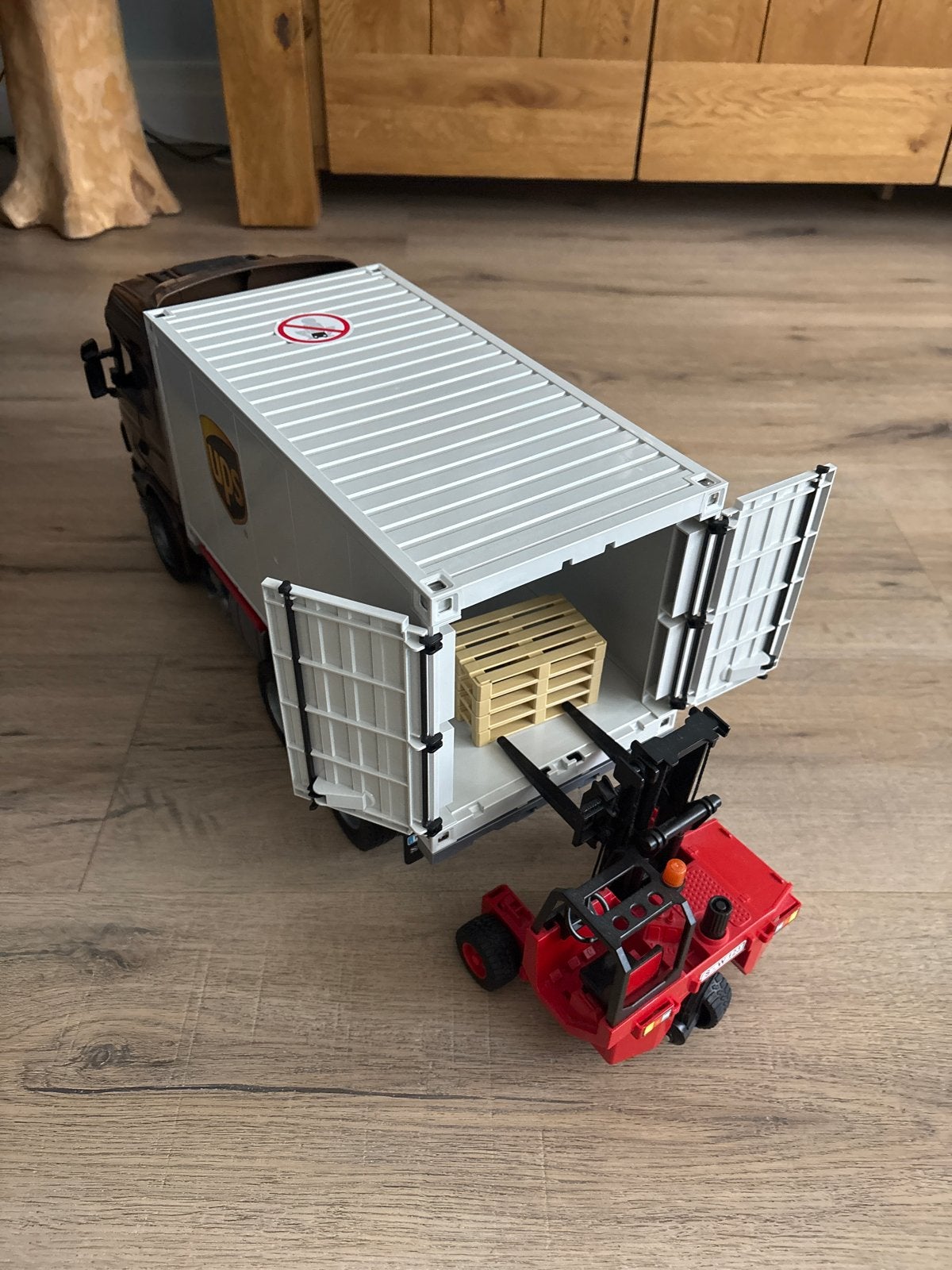 Bruder UPS Vrachtwagen met Container en Vorkheftruck, Ophalen, Zo goed als nieuw