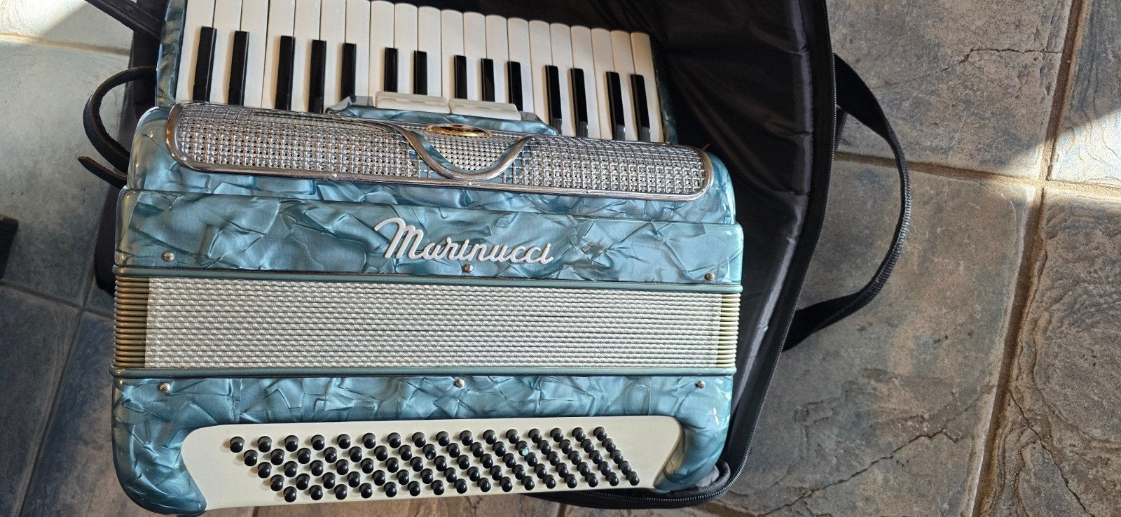 te koop schitterende Marinucci 80 bassen, 80-bas, Met koffer, Zo goed als nieuw, Marinucci