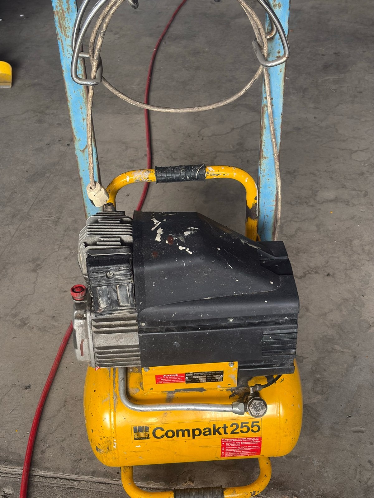 Gebruikte Compakt 255 Compressor - Mobiel en Krachtig, Doe-het-zelf en Verbouw, Gebruikt, 6 tot 10 bar, Ophalen of Verzenden, 200 tot 400 liter/min