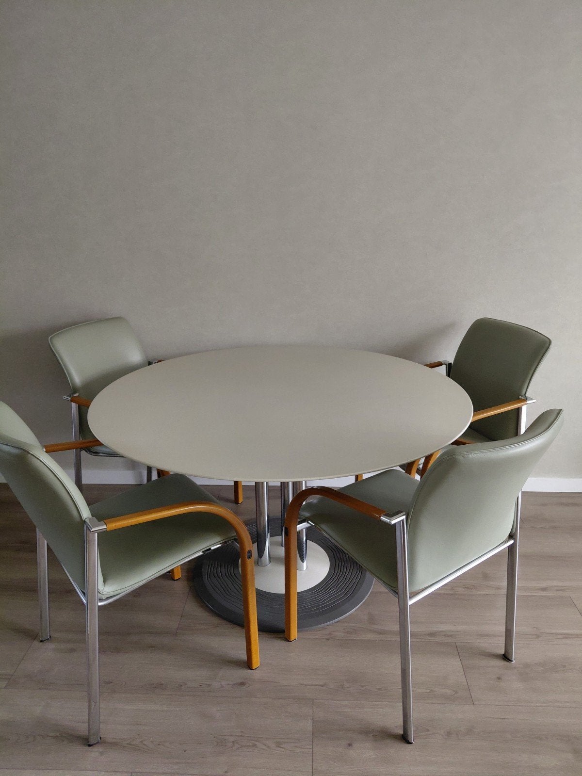 Foto 2 van Elegante eetkamerset: ronde tafel met 4 stoelen
