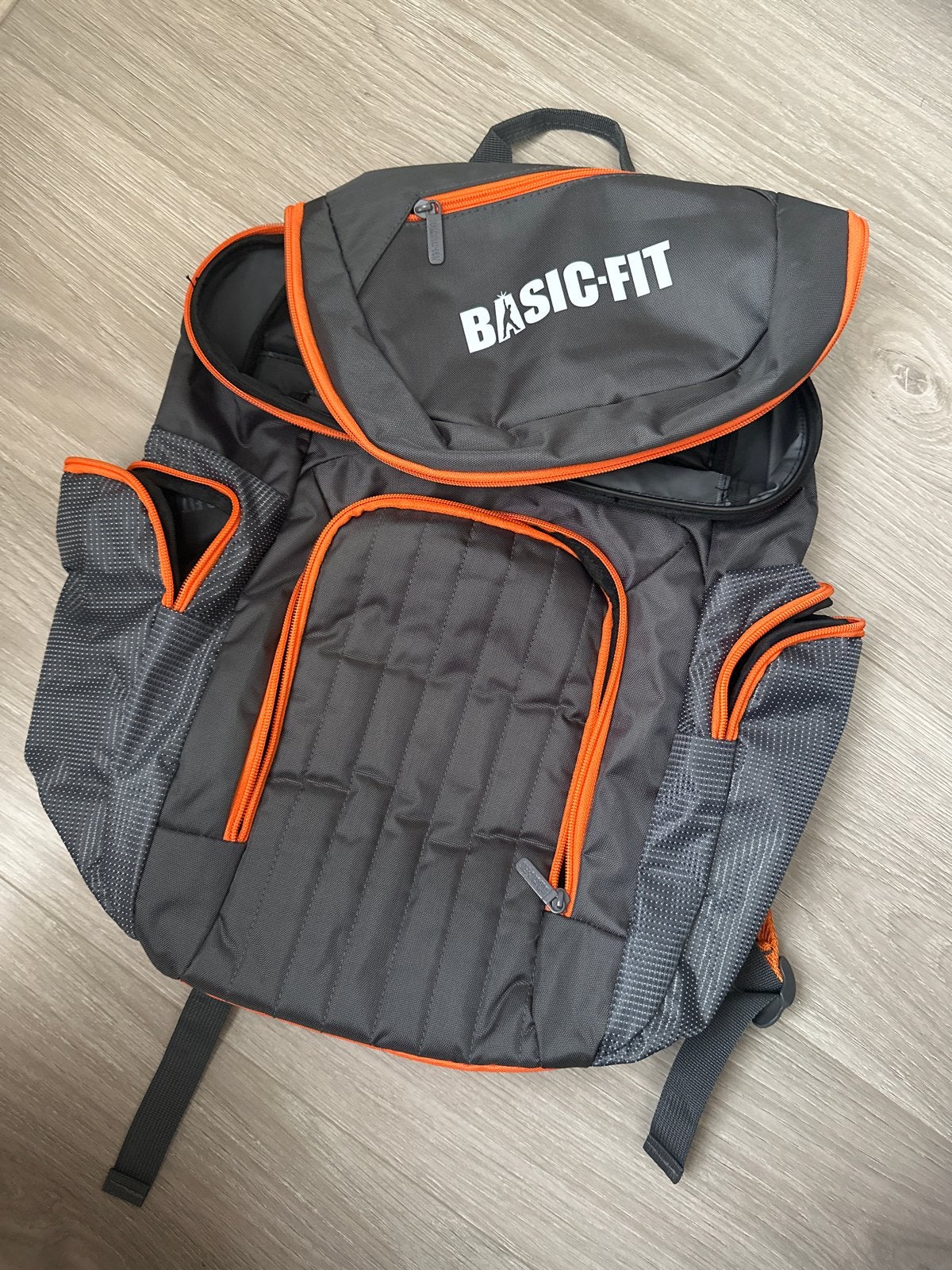 Basic-Fit rugzak - Grijs met oranje accenten, Ophalen of Verzenden, Zo goed als nieuw, 25 tot 40 cm, Overige merken