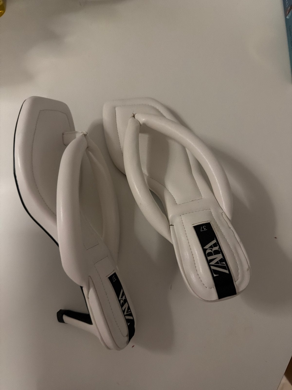 Witte Zara slippers met hak - Maat 37, Kleding | Dames, Schoenen, Ophalen of Verzenden, Zo goed als nieuw, Wit, Slippers
