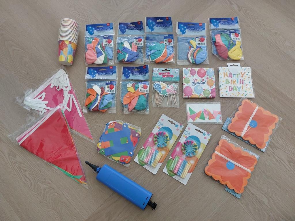 Heel veel verjaardags decoratie, Hobby en Vrije tijd, Feestartikelen, Ophalen of Verzenden, Nieuw, Versiering