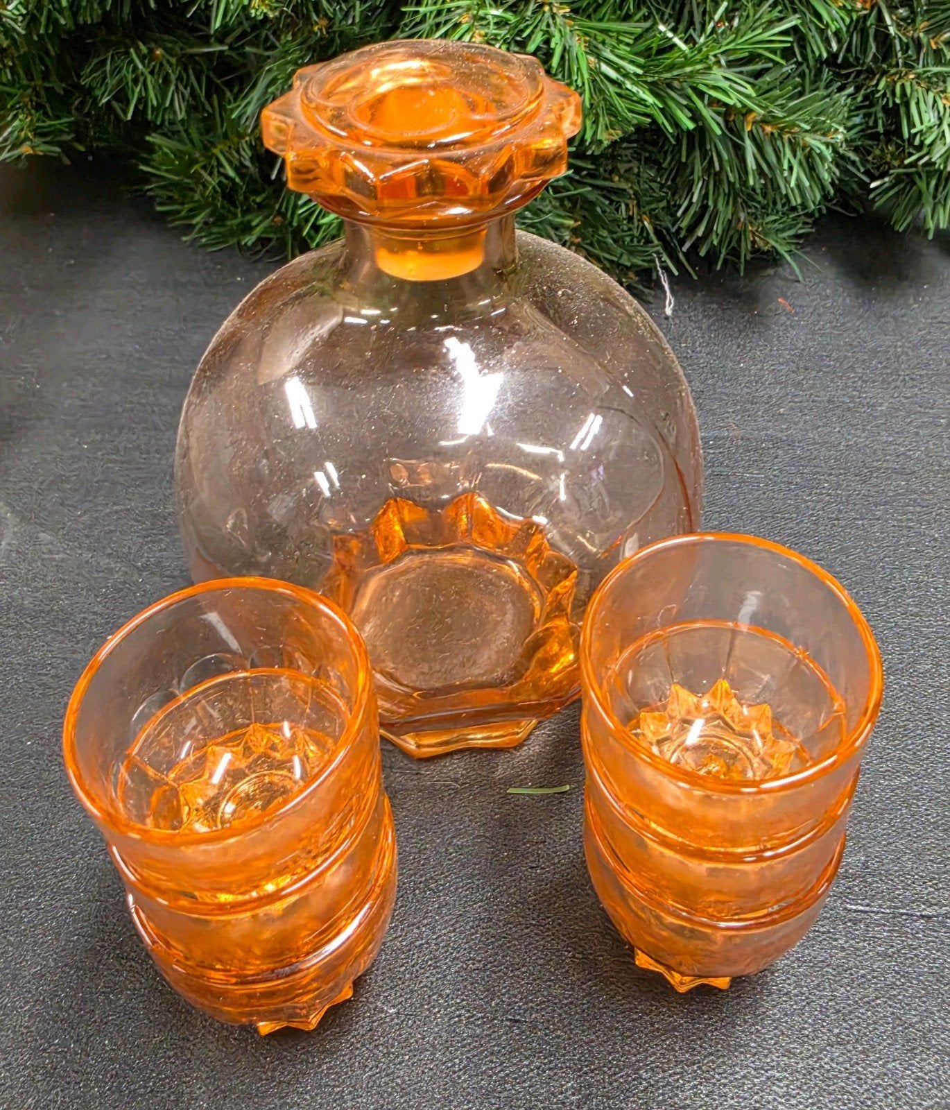 Vintage oranje glazen karaf met twee glaasjes, Ophalen of Verzenden