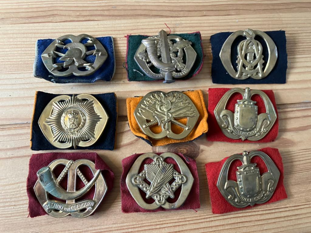 Set baretemblemen emblemen kraagspiegel militair, Verzamelen, Ophalen of Verzenden, Landmacht, Nederland, Embleem of Badge