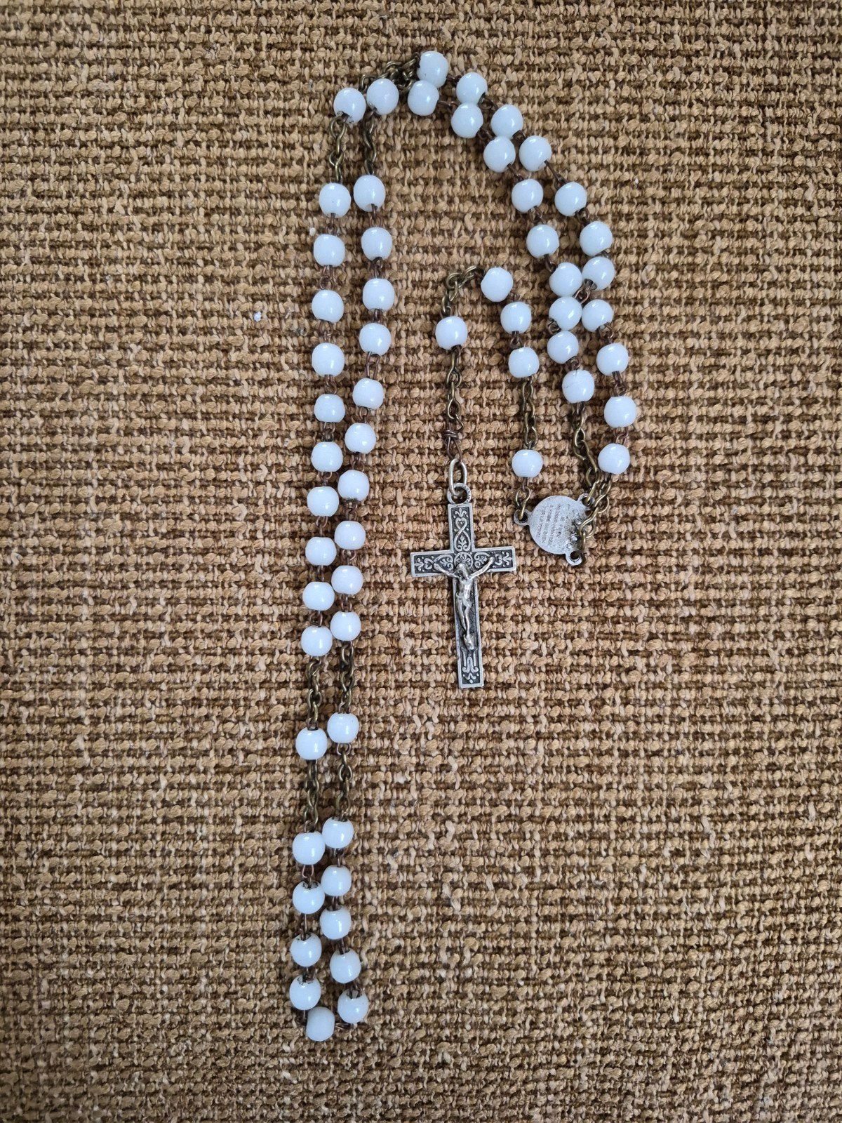 Rozenkrans met witte kralen en zilverkleurig kruis, Ophalen of Verzenden