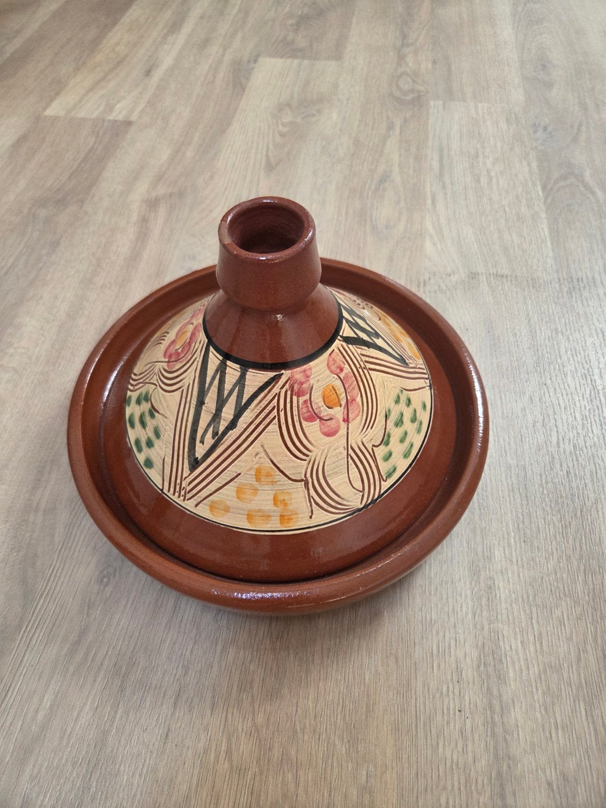 Mooie handgeschilderde tajine van aardewerk, Ophalen of Verzenden, Steen/keramiek, Overige typen, Gebruikt