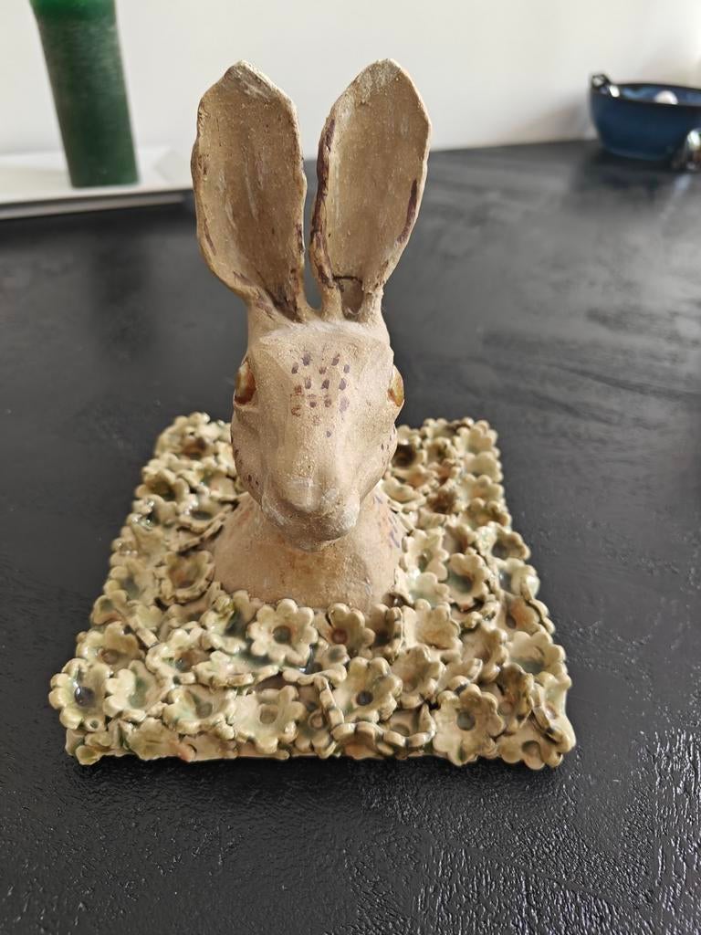 Keramieken haas in bloemenveld, gesigneerd JR, Antiek en Kunst, Kunst | Beelden en Houtsnijwerken, Minder dan 20 cm, Handgemaakt