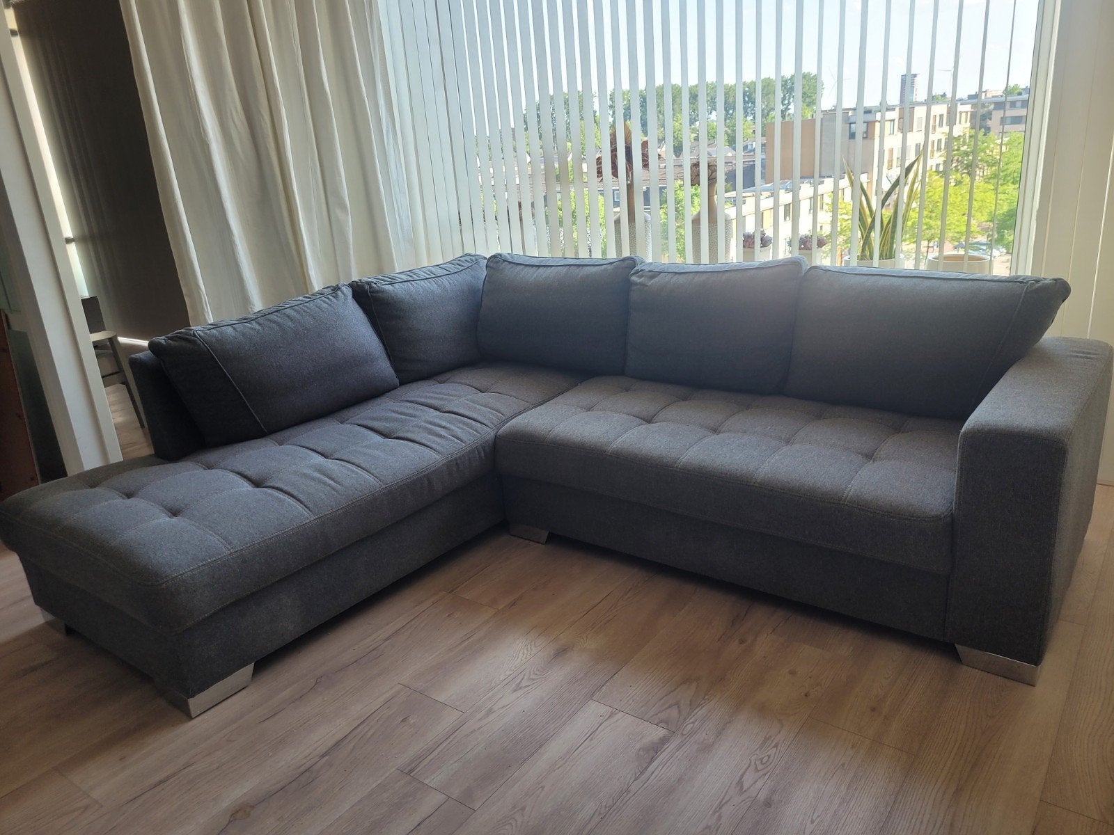 Te koop: Mooie Taupe kleur hoekbank, in nieuw staat., Huis en Inrichting, Ophalen, Zo goed als nieuw, Stof