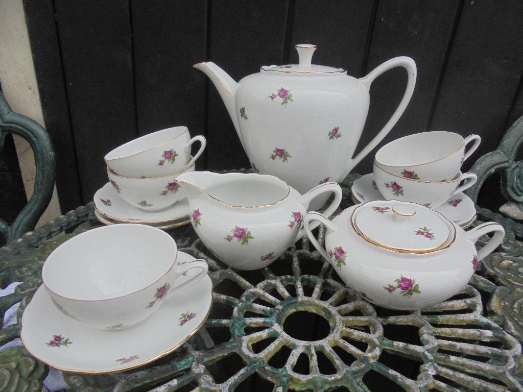 Theeservies M Z met roze roosjes, Ophalen of Verzenden