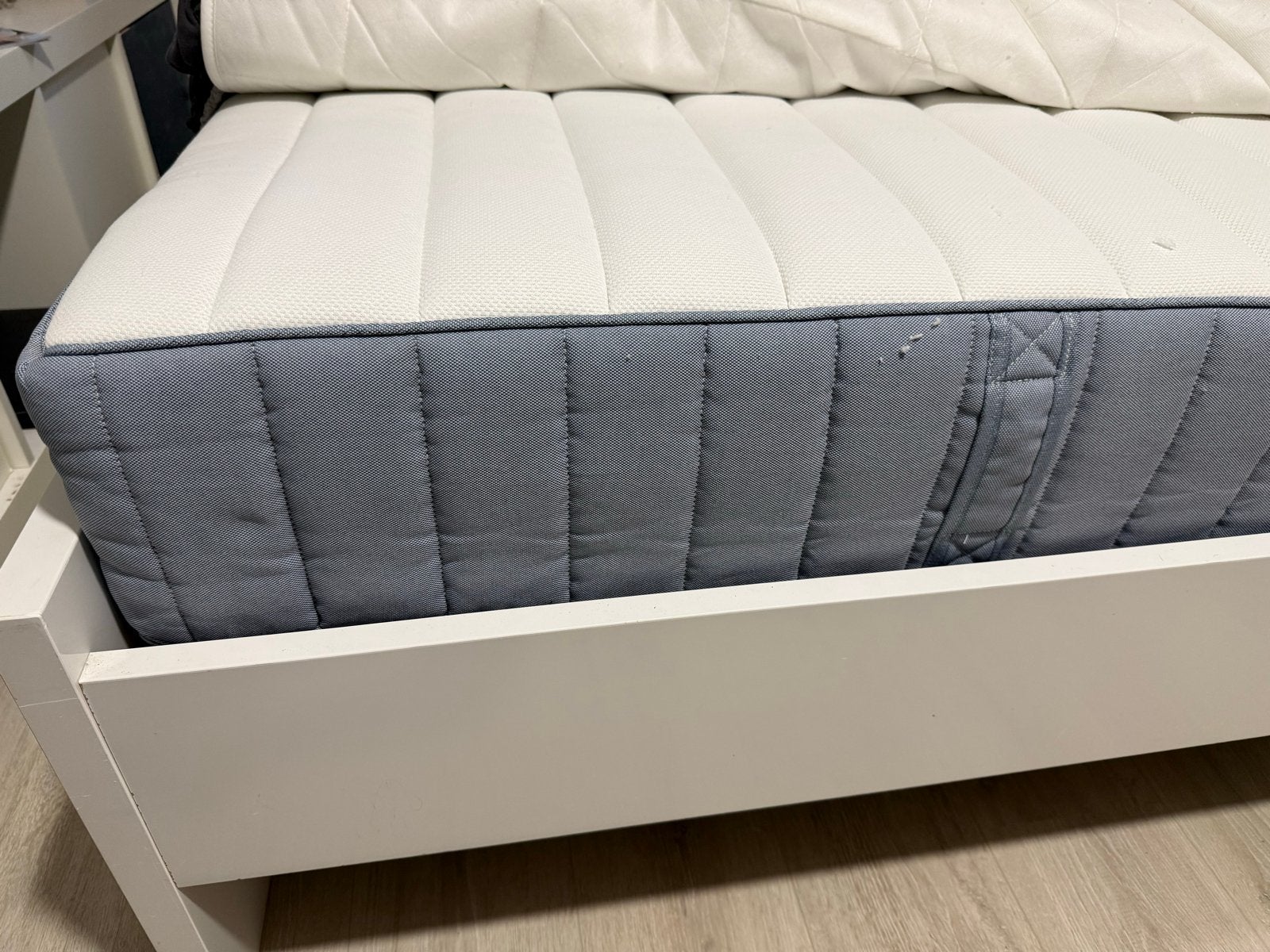 IKEA VALEVÅG Tweepersoonsbed met matras en matrasbeschermer, Ophalen, Wit, Tweepersoons, 140 cm
