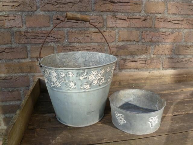 Emmer en plantenbakje bewerkt. IJzeren. Vintage., Tuin en Terras, Gebruikt, Minder dan 30 cm, Minder dan 60 cm, Rond