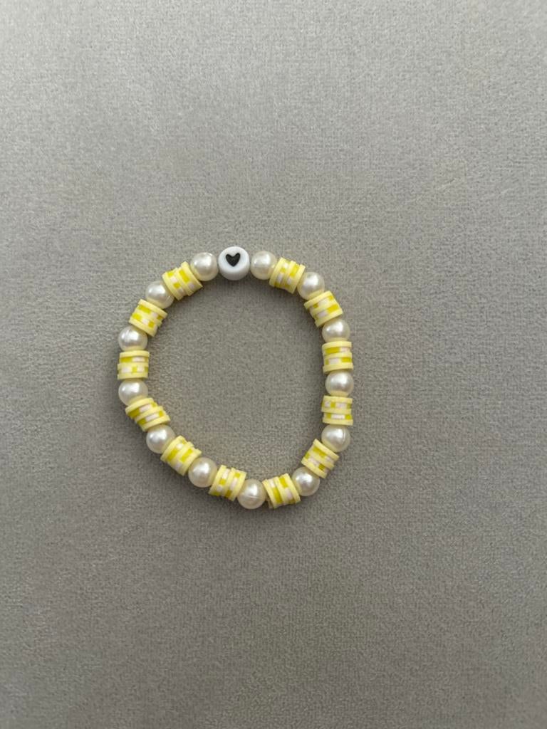 Geel en wit kralenarmbandje met hartje, Verzenden, Zo goed als nieuw, Geel, Met bedels of kralen
